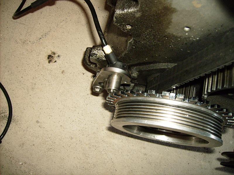 KW-Riemenscheibe mit Triggerrad probe-montiert (von oben).JPG - Testweise wurde zunächst ein alter ABS-Sensor verwendet.