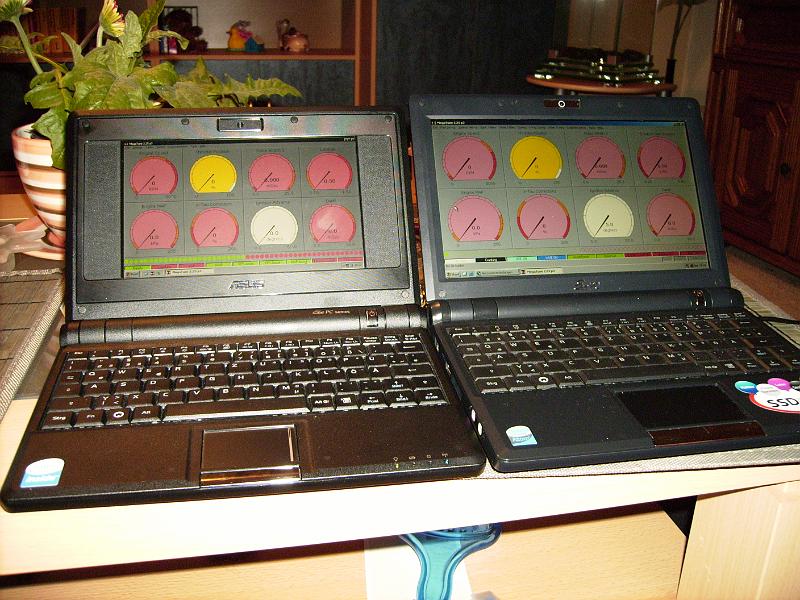 Eee PC 701 vs. Eee PC 900A.JPG - Natürlich musste ein standesgemäßes Gerät zur Programmierung der MegaSquirt her. Beim Realvergleich zwischen Eee PC 701 und 900A ist die Entscheidung zu Gunsten des 900A gefallen. Die Geräte sind in der Größe nahezu identisch - bei der Bildschirmgröße jedoch hat der 900er mit 8,9" und 1024x600 vs. 7" und 800x480 Pixeln - effektiv eine um 2/3 größere Auflösung - klar die Nase vorn.